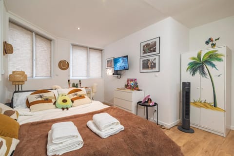 Bed, TV and multimedia, Living room, Photo of the whole room, Seating area, Bedroom, towels