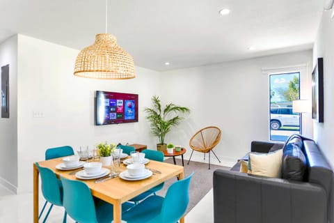 TV and multimedia, Living room, Seating area, Dining area