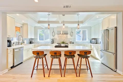 Outdoor Haven with Spa Walk to La Jolla Shores Beach House in La Jolla Shores