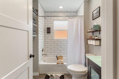 Modern condo in the heart of uptown Butte - Unit B Apartment in Butte