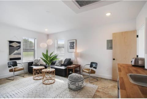 River Breeze Quiet & Modern Black Pearl Apartment House in New Orleans