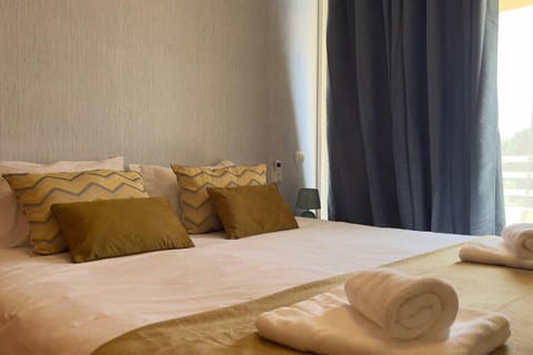 Bed, Photo of the whole room, Bedroom, towels