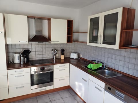 Coffee/tea facilities, Kitchen or kitchenette, dishwasher, stove, toaster, kitchen