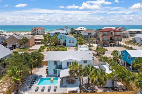 The Sunny Side-Pensacola Beach, 600 feet to Gulf, Private/Heated Pool, Games, Gear House in Pensacola Beach