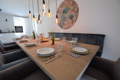 Food and drinks, Seating area, Dining area
