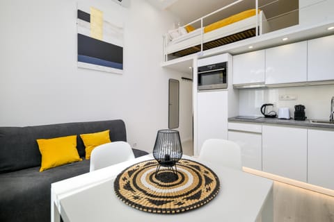 Kitchen or kitchenette, Living room, Seating area, minibar