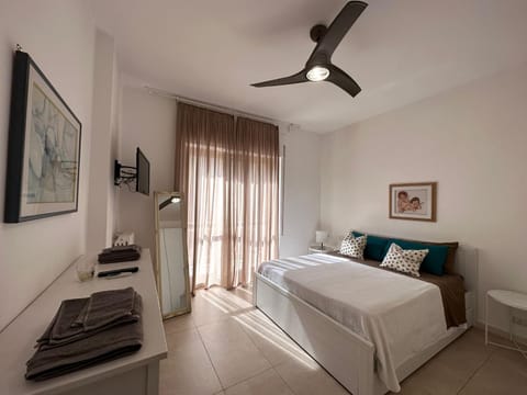 Bed, TV and multimedia, Bedroom, fireplace