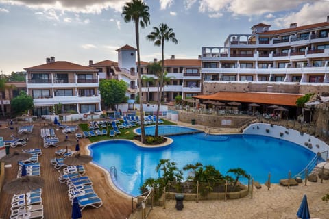 Property building, Restaurant/places to eat, Day, Evening entertainment, Pool view, Swimming pool, sunbed