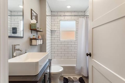 Modern condo in the heart of uptown Butte - Unit A Apartment in Butte