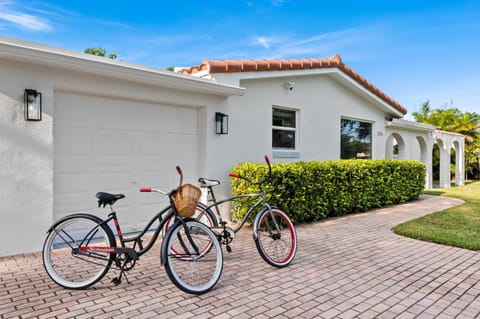 Solar Heated Pool Spa Tiki Hut Huge Backyard Hammock Retro Bikes House in Lighthouse Point