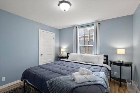 Mins To Dwntwn & Arena Backyard BBQ King Bed House in Spokane