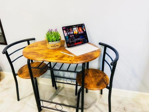 Lovely rental unit with independent entrance apt # 1 Apartment in Egypt Lake-Leto