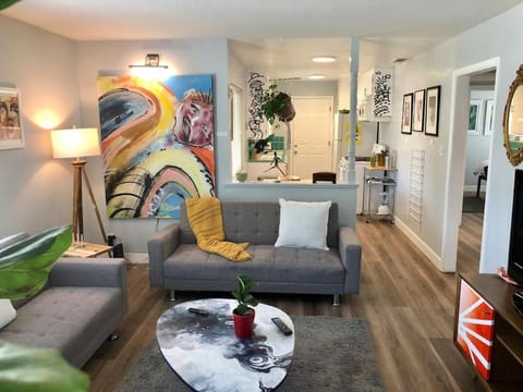 Smart Eclectic ART HOUSE near UC Davis Med Center House in Tahoe Park