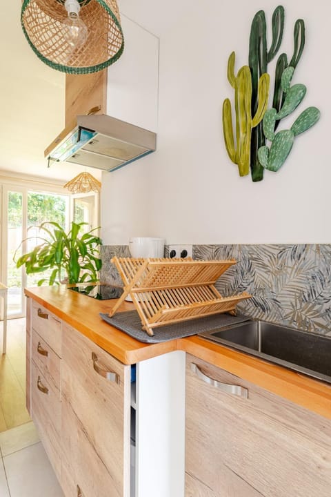 "Escapade Nature" 1 place de parking et jardin paysager by Art De Voyager House in Étretat