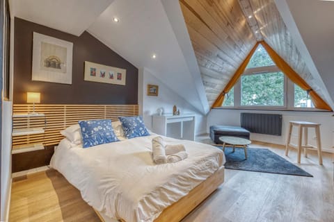 Bed, TV and multimedia, Living room, Photo of the whole room, Seating area, Bedroom