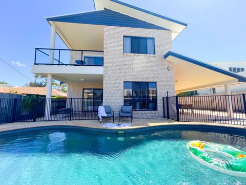 Property building, Patio, Swimming pool, sunbed