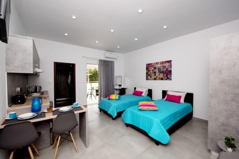 Bed, TV and multimedia, Photo of the whole room