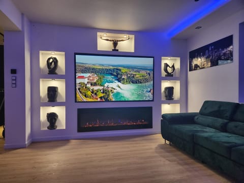 Communal lounge/ TV room, TV and multimedia, Living room, Seating area, Evening entertainment, flat iron