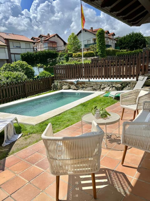 Property building, Patio, Day, Garden, Garden view, Pool view, Swimming pool, sunbed