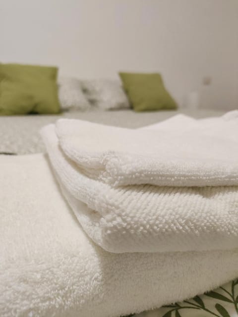 Bedroom, towels