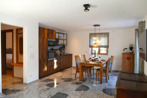 Kitchen or kitchenette, Dining area