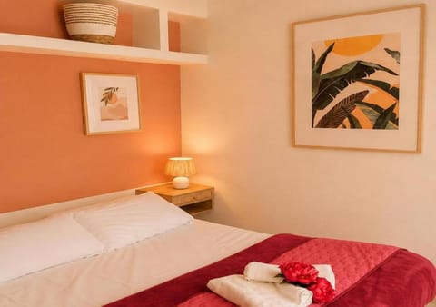 Bed, Photo of the whole room, Decorative detail, Bedroom, towels