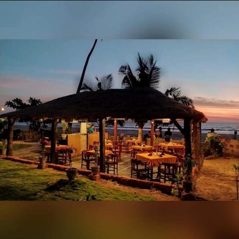 Restaurant/places to eat, Lounge or bar, Beach