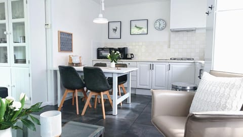 Kitchen or kitchenette, Dining area, minibar, pet friendly