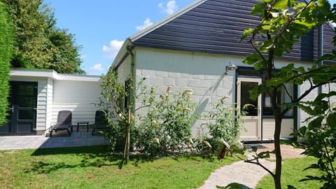 Property building, Spring, Day, Garden, Garden, Balcony/Terrace, Garden view
