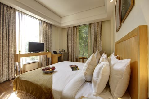 Communal lounge/ TV room, Bed, TV and multimedia, Photo of the whole room, Evening entertainment, Bedroom, hair dresser, towels