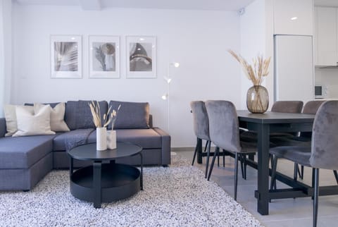Kitchen or kitchenette, Living room, Seating area, Dining area