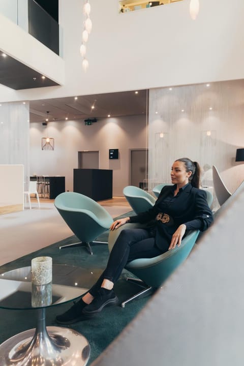 Property building, Lobby or reception, Seating area, Meeting/conference room