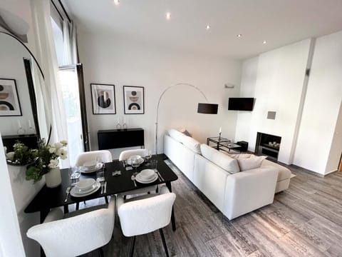 Communal lounge/ TV room, TV and multimedia, Living room, Seating area, Evening entertainment