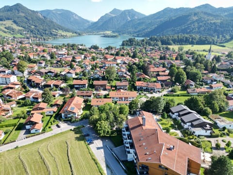 Property building, Nearby landmark, Day, Neighbourhood, Natural landscape, Bird's eye view, City view, Lake view, Mountain view, Location