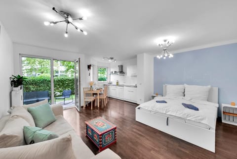 Bed, Living room, Photo of the whole room, Seating area, Dining area, Bedroom