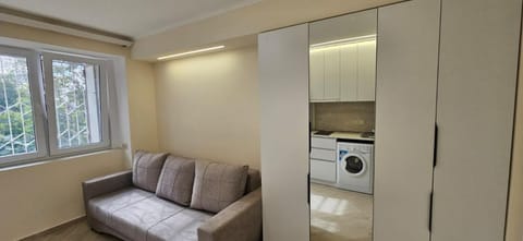 Kitchen or kitchenette, minibar, washing machine