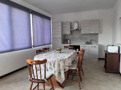 Kitchen or kitchenette, Dining area, minibar, pet friendly, stove