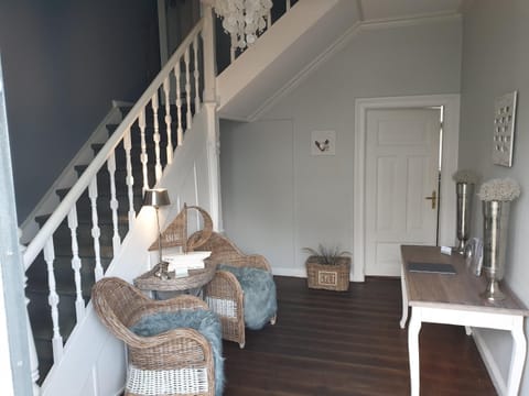 Facade/entrance, Seating area, On site