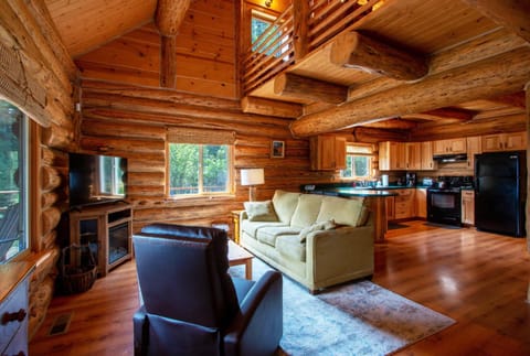 The Log Cabin Cabin in Washington