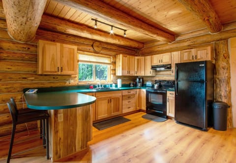 The Log Cabin Cabin in Washington