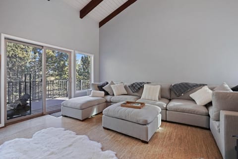 Pine Knoll House in Bend