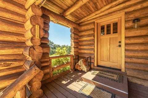 Rowland Log Cabin Cabin in Washington