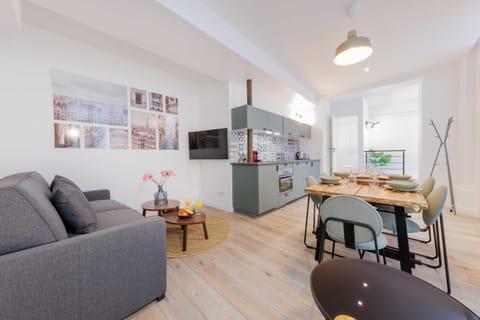 Facade/entrance, TV and multimedia, Kitchen or kitchenette, Living room, Seating area, Dining area, minibar, stove