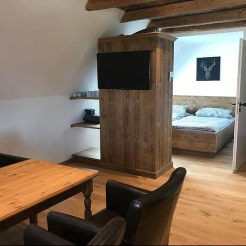 Bed, TV and multimedia, Photo of the whole room, Seating area, Bedroom, hair dresser, wardrobe