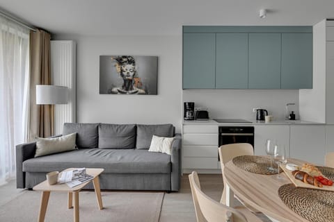 Coffee/tea facilities, Kitchen or kitchenette, Living room, Seating area, Dining area