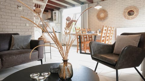 huisje Zeezwaluw (directe entree naar de Zeepeduinen en het bos) House in Burgh-Haamstede