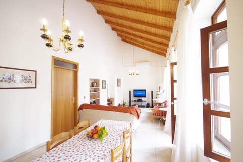 Communal lounge/ TV room, TV and multimedia, Living room, Seating area, Dining area