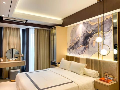 Bed, Living room, Photo of the whole room, Seating area, Bedroom, hair dresser, towels