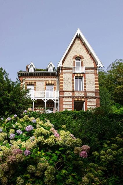Villa Eliane - parking privé Bed and Breakfast in Étretat