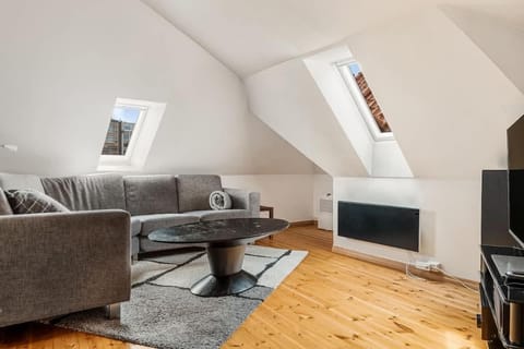 TV and multimedia, Living room, Seating area, Evening entertainment